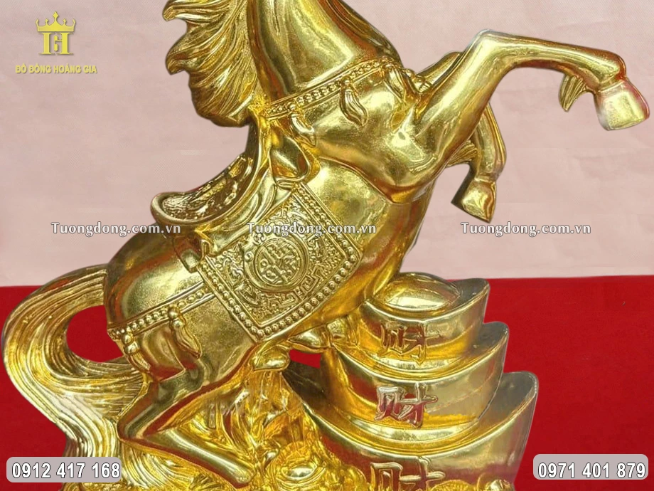 Trên các thỏi vàng đều chạm khắc nổi chữ tiền tài theo lối tiếng Hán